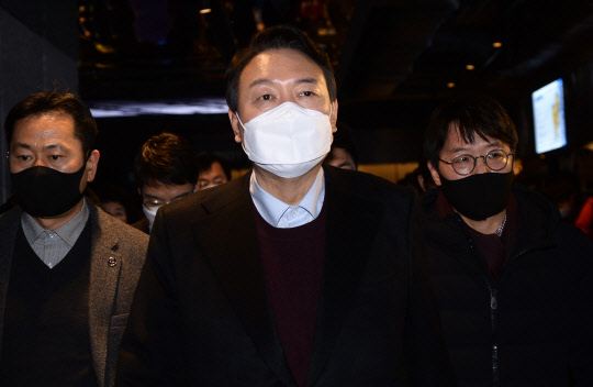 윤석열(가운데) 국민의힘 대선 후보가 온라인 게임 '리그오브레전드' 대회인 2022 LCK 스프링 개막전을 관전하기 위해 12일 서울시 종로구 그랑서울 타워1 행사장 안으로 들어가고 있다. <연합뉴스>